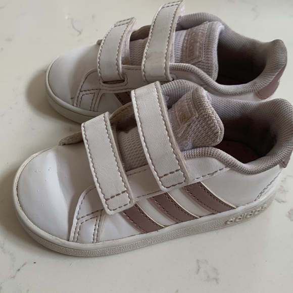 Girls Adidas - Picture 3 of 7